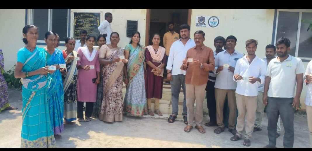 బూరుగుపల్లిలో స్మార్ట్ రేషన్ కార్డులు పంపిణీ చేసిన సర్పంచ్ వరప్రసాద్ రెడ్డి