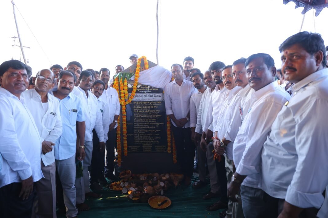మునుగోడు MLA రాజగోపాల్ రెడ్డి MLC నెల్లికంటి సత్యం కలిసి సబ్ స్టేషన్ ప్రారంభం