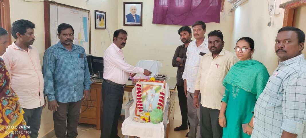 గాంధీజీ ఆశయాలను ప్రతి ఒక్కరూ ఆచరించాలి – తహసీల్దార్ జయ జయ రావు