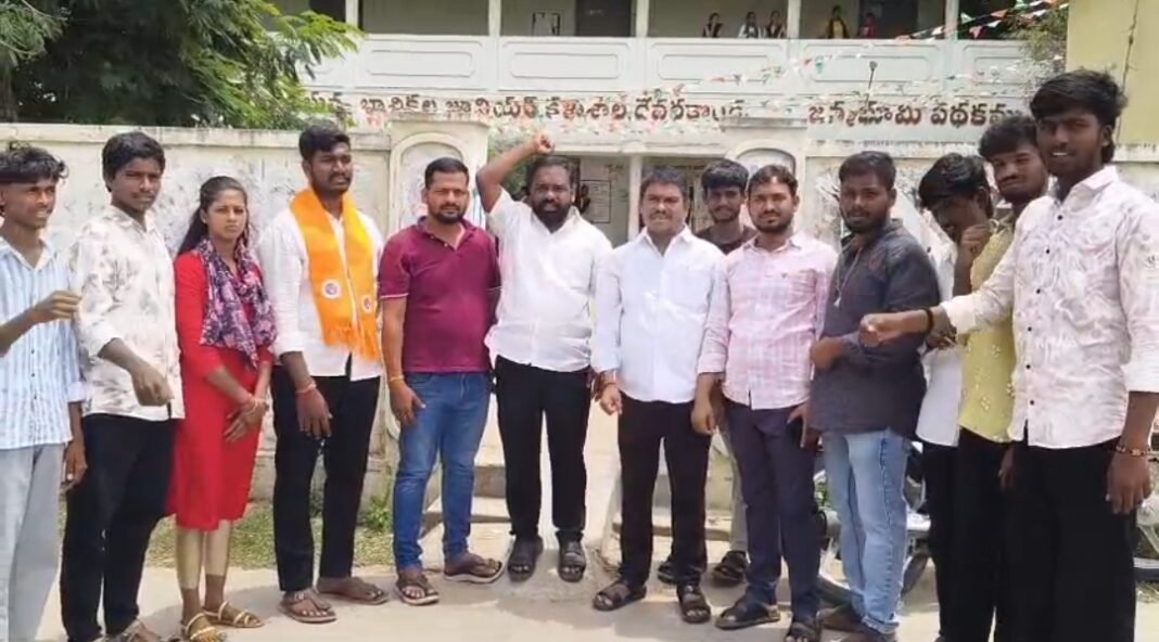 దేవరకొండ ప్రభుత్వ బాలికల జూనియర్ కళాశాల లెక్చరర్ భాస్కర్పై చర్యలు తీసుకోవాలి సస్పెండ్ చేసి, ఆరోపణలపై సమగ్ర విచారణ జరపాలి — విద్యార్థి సంఘాల డిమాండ్