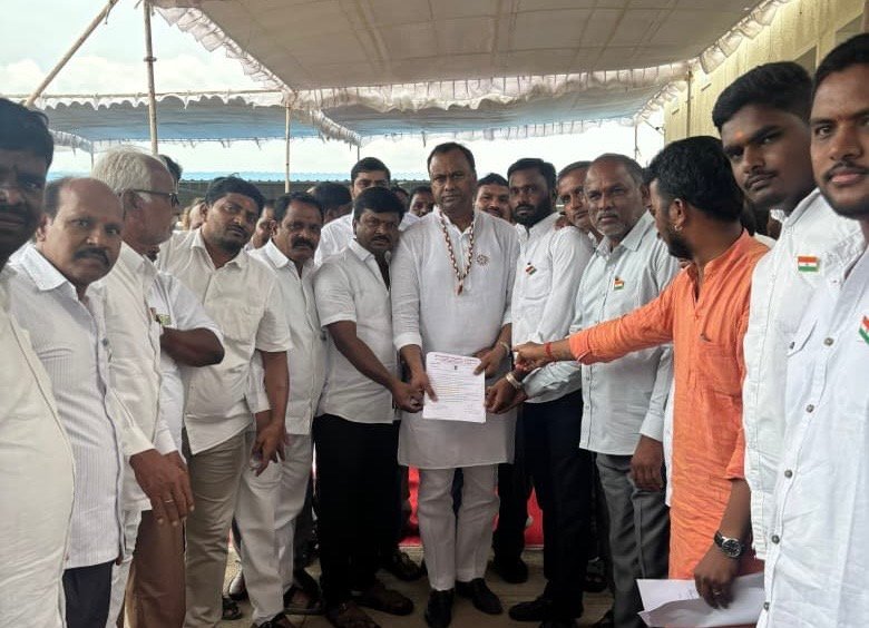 ఎమ్మెల్యే రాజగోపాల్ రెడ్డిని కలిసిన అంకిరెడ్డిగూడెం గ్రామ పాలకవర్గం డంపింగ్ యార్డు నిర్మాణ పనులు నిలిపివేయాలని వినతి