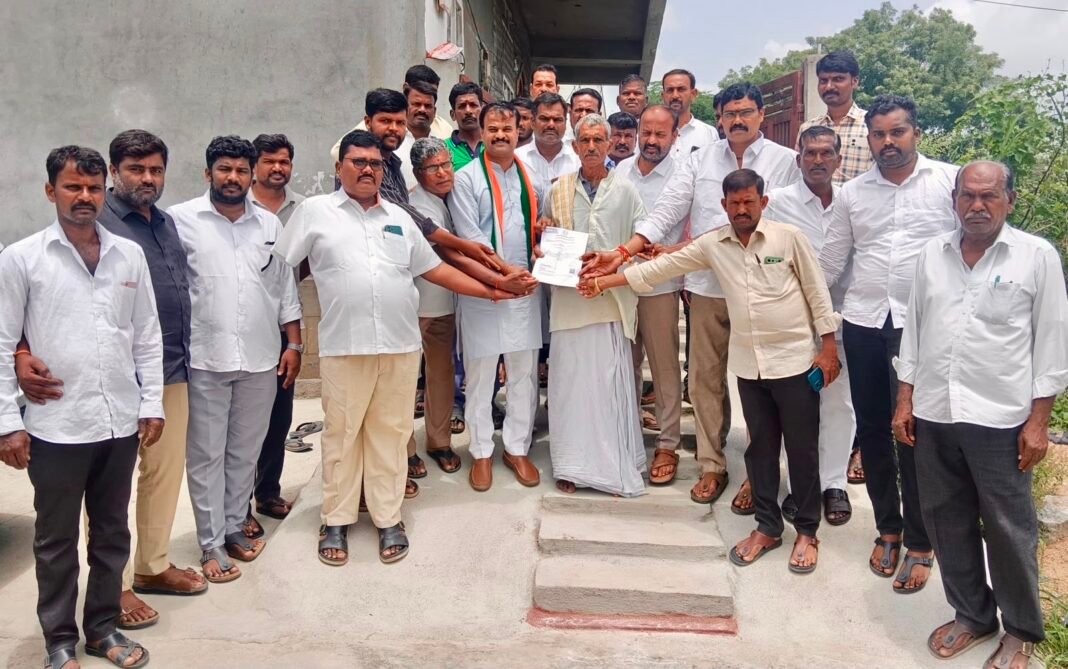 నిరుపేద కుటుంబానికి రూ.లక్ష CMRF LOC అందజేత.. బాధిత కుటుంబానికి అండగా నిలిచిన కాంగ్రెస్ రాష్ట్ర నాయకుడు నాగపురి కిరణ్ కుమార్ గౌడ్