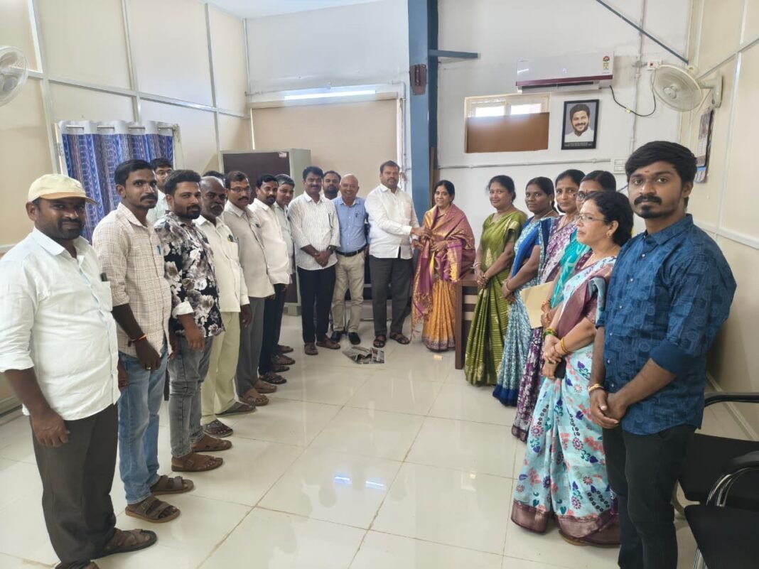 ఉత్తమ తహసీల్దార్ వీరబాయ్కు ఘన సన్మానం