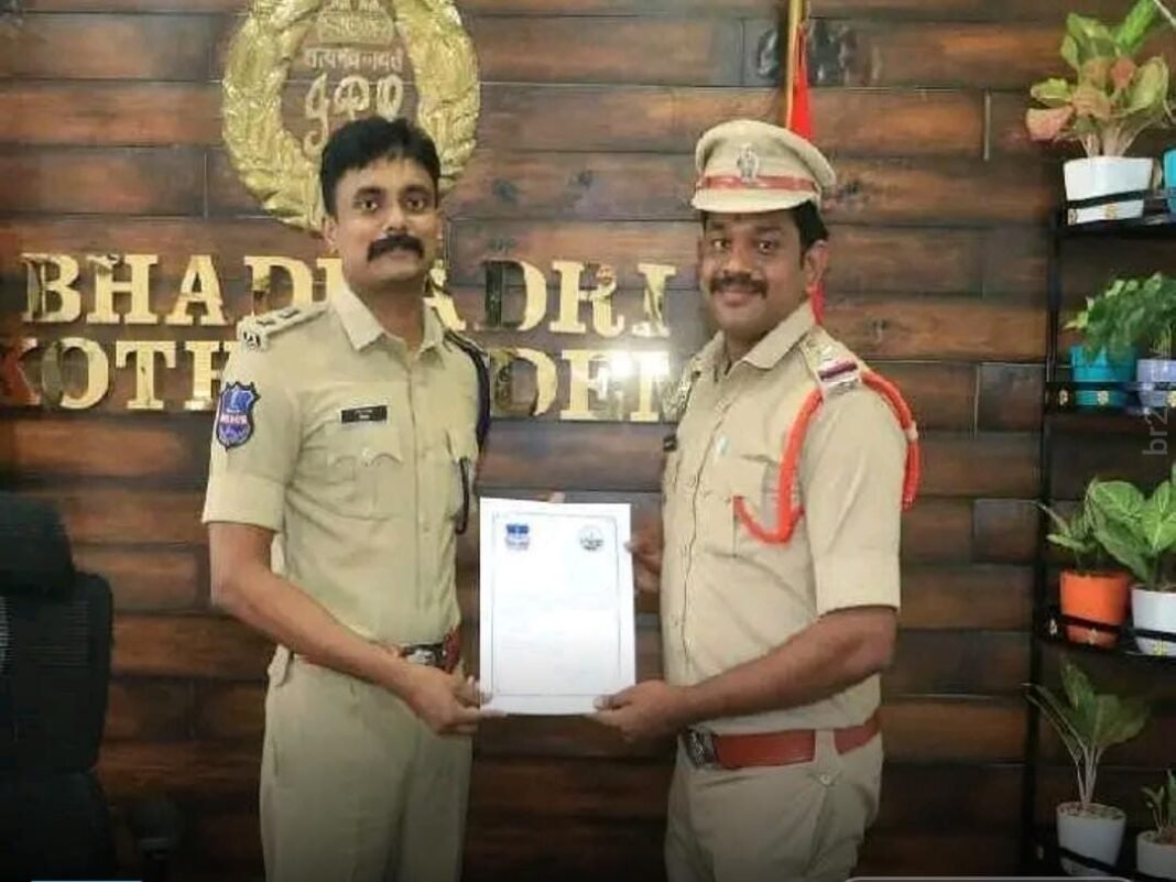 చైన్ స్నాచింగ్ కేసు ఛేదనలో ఎస్సైకి ప్రశంసలు ఎస్సై బంధం రాజేష్ కుమార్ను అభినందించిన జిల్లా ఎస్పీ రోహిత్ రాజు