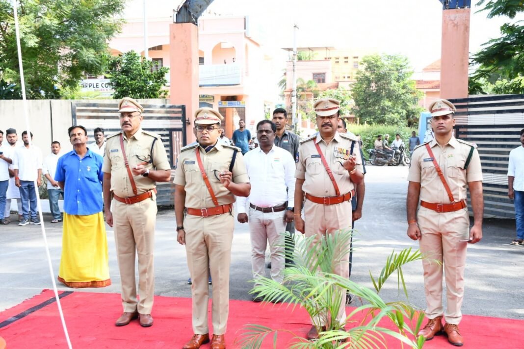 త్యాగధనుల ఆశయాలను ఆదర్శంగా తీసుకుని దేశ సేవకు ప్రతి ఒక్కరూ కృషి చేయాలి – జిల్లా ఎస్పీ డాక్టర్ వినీత్, ఐపీఎస్
