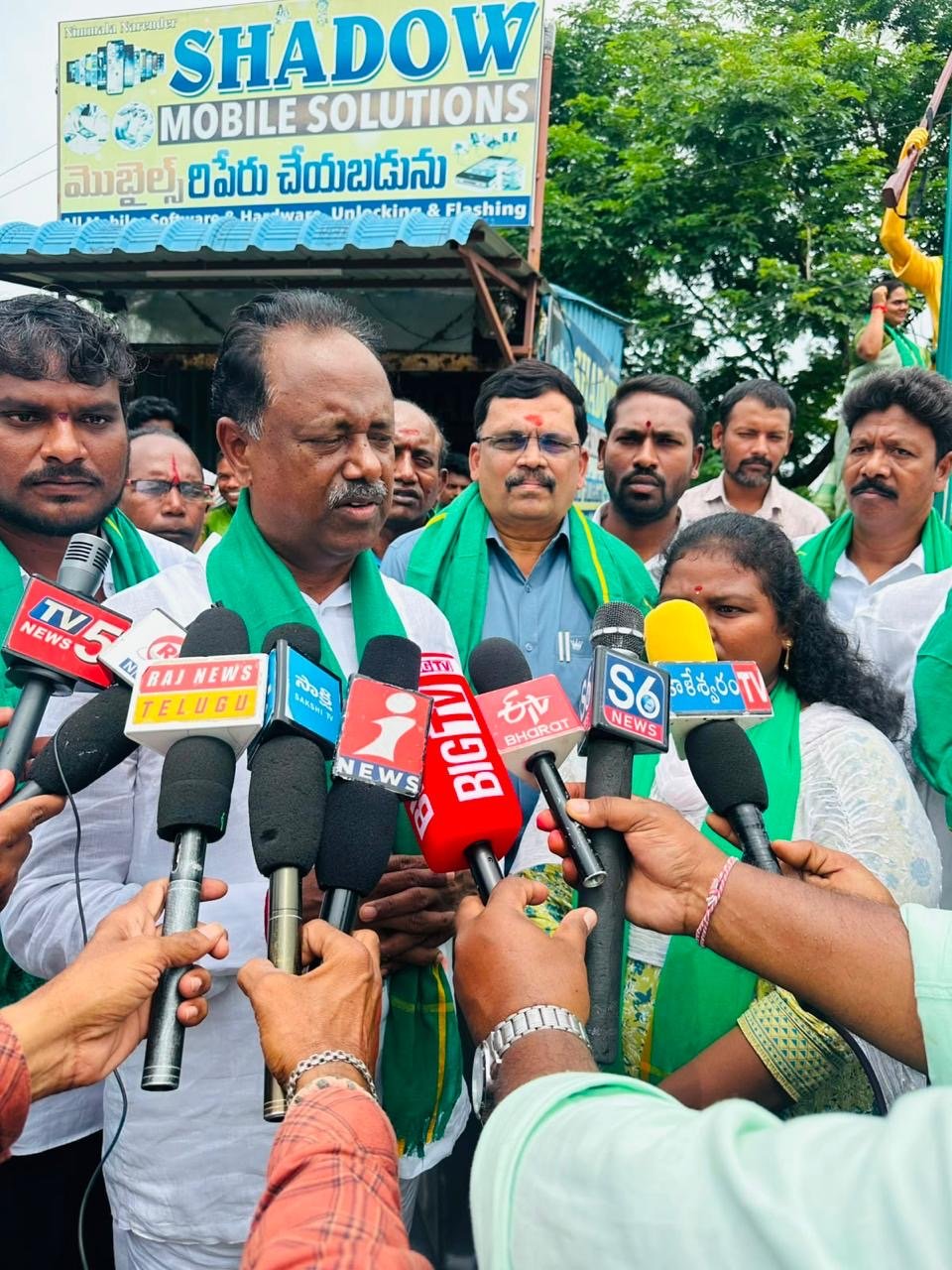 జయశంకర్ భూపాలపల్లి జిల్లాలో ఘనంగా ప్రపంచ ఆదివాసీ దినోత్సవం కొమురం భీమ్ విగ్రహాలకు ఎమ్మెల్యే గండ్ర సత్యనారాయణ, అధికారులు ఘన నివాళులు