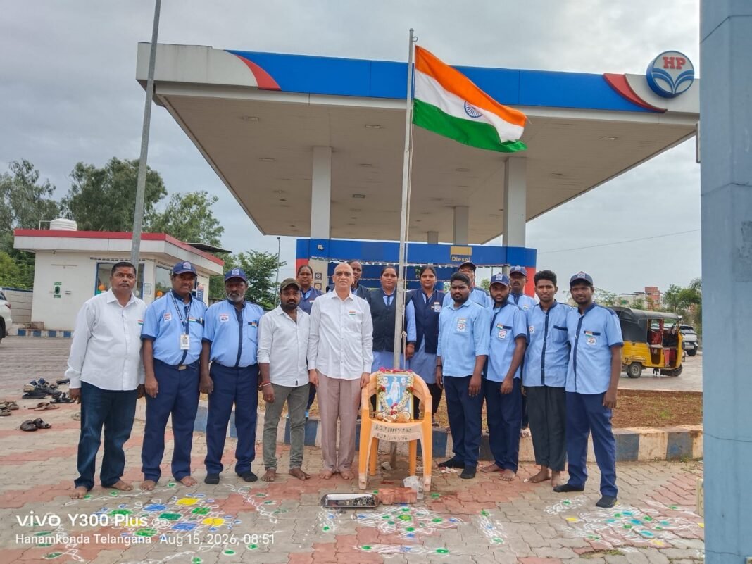హనుమకొండలో జాతీయ జెండాను ఆవిష్కరించిన చందుపట్ల సత్యపాల్ రెడ్డి