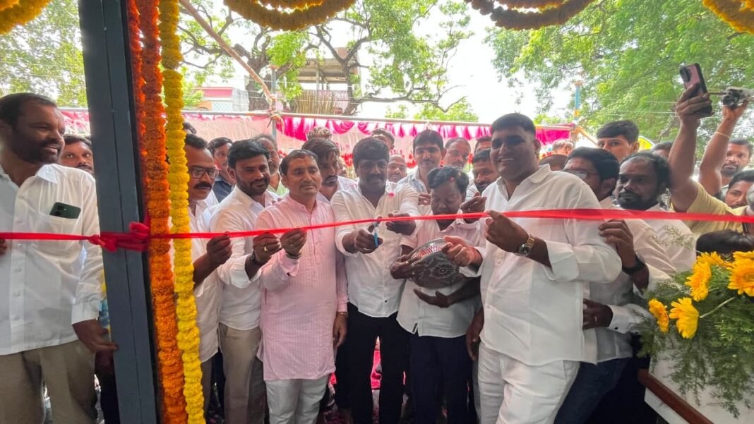 బాలాజీ ప్లైవుడ్ & హార్డ్వేర్ షాపును ప్రారంభించిన వేముల వీరేశం