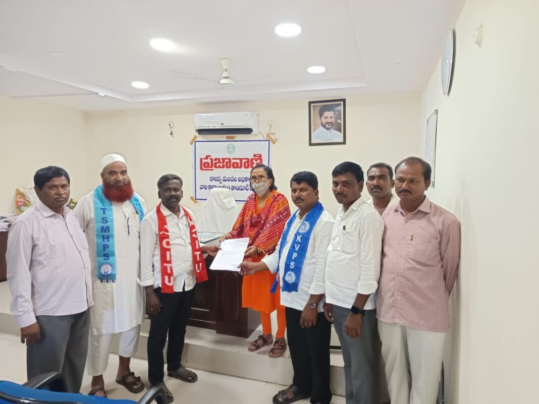 గురుకుల పాఠశాలలో విద్యార్థుల భద్రతకు భంగం కలిగితే సహించేది లేదు 8వ తరగతి విద్యార్థిపై తోటి విద్యార్థుల దాడి ఘటనపై సమగ్ర విచారణ జరిపి బాధ్యులపై చట్టపరమైన చర్యలు తీసుకోవాలి కేవీపీఎస్, ప్రజాసంఘాల డిమాండ్ తాండూరు: వికారాబాద్ జిల్లా తాండూరు పట్టణంలోని ఎన్టీఆర్ నగర్ కాలనీలో ఉన్న తెలంగాణ సోషల్ వెల్ఫేర్ బాలుర గురుకుల పాఠశాల (పెద్దేముల్)లో చోటుచేసుకున్న ఘటనపై కేవీపీఎస్, విద్యార్థి, మైనారిటీ, ప్రజాసంఘాల ఆధ్వర్యంలో సోమవారం తాండూరు ఆర్డీవో కార్యాలయంలో నిర్వహించిన ప్రజావాణిలో ఫిర్యాదు చేశారు. ఈ సందర్భంగా ప్రజాసంఘాల నాయకులు మాట్లాడుతూ, గురుకుల పాఠశాలలో 8వ తరగతి చదువుతున్న విద్యార్థిపై తోటి విద్యార్థులు చపాతీలు కాల్చే కర్రతో దాడి చేసి వాతలు పెట్టడం తీవ్రంగా ఖండించదగిన విషయమన్నారు. విద్యార్థిని తోటి విద్యార్థులు పలుమార్లు ఇబ్బందులకు గురిచేస్తున్నప్పటికీ, పాఠశాల ప్రిన్సిపాల్, ఉపాధ్యాయులు తగిన చర్యలు తీసుకోకుండా నిర్లక్ష్యం వహిస్తున్నారని ఆరోపించారు. “గురుకులం అంటే విద్యార్థులకు భద్రత, విద్య, సంరక్షణ కల్పించే ప్రదేశం. అక్కడే విద్యార్థులపై దాడులు జరిగి, ఫిర్యాదులను గోప్యంగా ఉంచే పరిస్థితి ఉంటే అది విద్యా వ్యవస్థకే అవమానం. పిల్లల భద్రత విషయంలో నిర్లక్ష్యం వహించే ఏ అధికారి అయినా బాధ్యత నుంచి తప్పించుకోలేరు.” అని నాయకులు స్పష్టం చేశారు. ఘటన విషయం తెలుసుకున్న విద్యార్థి తల్లిదండ్రులు పాఠశాలకు వెళ్లగా, వారిని లోపలికి అనుమతించకుండా గేట్లు మూసివేశారని తెలిపారు. ఈ ఘటనపై తాండూరు పట్టణ ఎస్సై, సిబ్బంది పాఠశాల వద్దకు చేరుకున్నప్పటికీ, విద్యార్థి తల్లిదండ్రులతో పాటు పోలీసులను కూడా లోపలికి అనుమతించకుండా గేటుకు తాళం వేయడం పట్ల నాయకులు తీవ్ర ఆగ్రహం వ్యక్తం చేశారు. గత నెలలోనే కేవీపీఎస్, ప్రజాసంఘాల ఆధ్వర్యంలో పాఠశాలలో సర్వే నిర్వహించి అనేక సమస్యలను గుర్తించామని, వాటిని ప్రిన్సిపాల్ దృష్టికి తీసుకెళ్లినప్పటికీ సరైన చర్యలు తీసుకోలేదని నాయకులు తెలిపారు. పాఠశాలలో సీనియర్లు జూనియర్లను వేధించడం, విద్యార్థుల భద్రతకు సంబంధించిన సమస్యలు, రాత్రి వేళల్లో విద్యార్థులు బయట తిరుగుతున్న పరిస్థితులు ఉన్నాయని ఆరోపించారు. అదేవిధంగా, ప్రతి ఆదివారం విద్యార్థులతో చపాతీలు తయారు చేయించడం, ఇతర వంట పనులు చేయించడం వంటి అంశాలపై అధికారులు సమగ్రంగా విచారణ జరిపి, విద్యార్థుల నుంచి పనులు చేయించడంపై వర్తించే చట్టాలు, నిబంధనల ప్రకారం చర్యలు తీసుకోవాలని డిమాండ్ చేశారు. “విద్యార్థుల చేత చదువు చెప్పించాల్సిన వయసులో వంట పనులు చేయించడం ఎందుకు? విద్యార్థుల భద్రత, హక్కులు కాపాడాల్సిన బాధ్యత ఎవరిది?” అని ప్రభుత్వాన్ని ప్రశ్నించారు. తక్షణమే జిల్లా కలెక్టర్, జిల్లా విద్యాశాఖ అధికారులు గురుకుల పాఠశాలను సందర్శించి, జరిగిన ఘటనపై సమగ్ర విచారణ నిర్వహించాలని డిమాండ్ చేశారు. విద్యార్థులపై దాడులు, వేధింపులు, ర్యాగింగ్కు కారణమైన వారితో పాటు విధుల్లో నిర్లక్ష్యం వహించిన పాఠశాల యాజమాన్యంపై కూడా నిబంధనల ప్రకారం చట్టపరమైన చర్యలు తీసుకోవాలని కోరారు. విద్యార్థుల భద్రతపై ప్రభుత్వం నిర్లక్ష్యం వహిస్తే, కేవీపీఎస్, విద్యార్థి, మైనారిటీ ప్రజాసంఘాల ఆధ్వర్యంలో జిల్లా కలెక్టర్ కార్యాలయం ఎదుట పెద్ద ఎత్తున ఆందోళన చేపడతామని నాయకులు హెచ్చరించారు. ఈ కార్యక్రమంలో సీఐటీయూ జిల్లా కార్యదర్శి కే. శ్రీనివాస్, కేవీపీఎస్ జిల్లా ప్రధాన కార్యదర్శి ఉప్పలి మల్కయ్య, టీఎస్ఎంహెచ్పీఎస్ రాష్ట్ర అధ్యక్షులు అబ్దుల్ వాహబ్, వ్యవసాయ కార్మిక సంఘం జిల్లా అధ్యక్షులు యు. బుగ్గప్ప, ఎస్సీ, ఎస్టీ ఎంహెచ్పీఎస్ జిల్లా అధ్యక్షులు చంద్రయ్య, కేవీపీఎస్ నాయకులు పిట్ల నర్సిములు తదితరులు పాల్గొన్నారు.