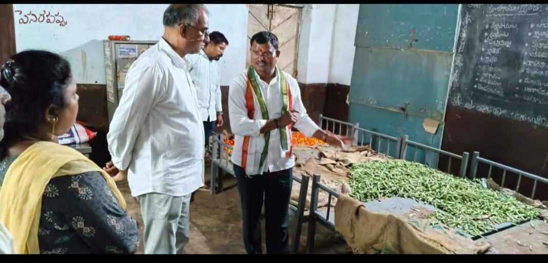 ప్రజాప్రతినిధుల ఆగ్రహం నాసిరకం భోజనం.. కుళ్లిన కూరగాయలు.. మెనూకు తిలోదకాలు విద్యార్థుల ఆరోగ్యంతో చెలగాటమాడితే కఠిన చర్యలు తప్పవని హెచ్చరిక