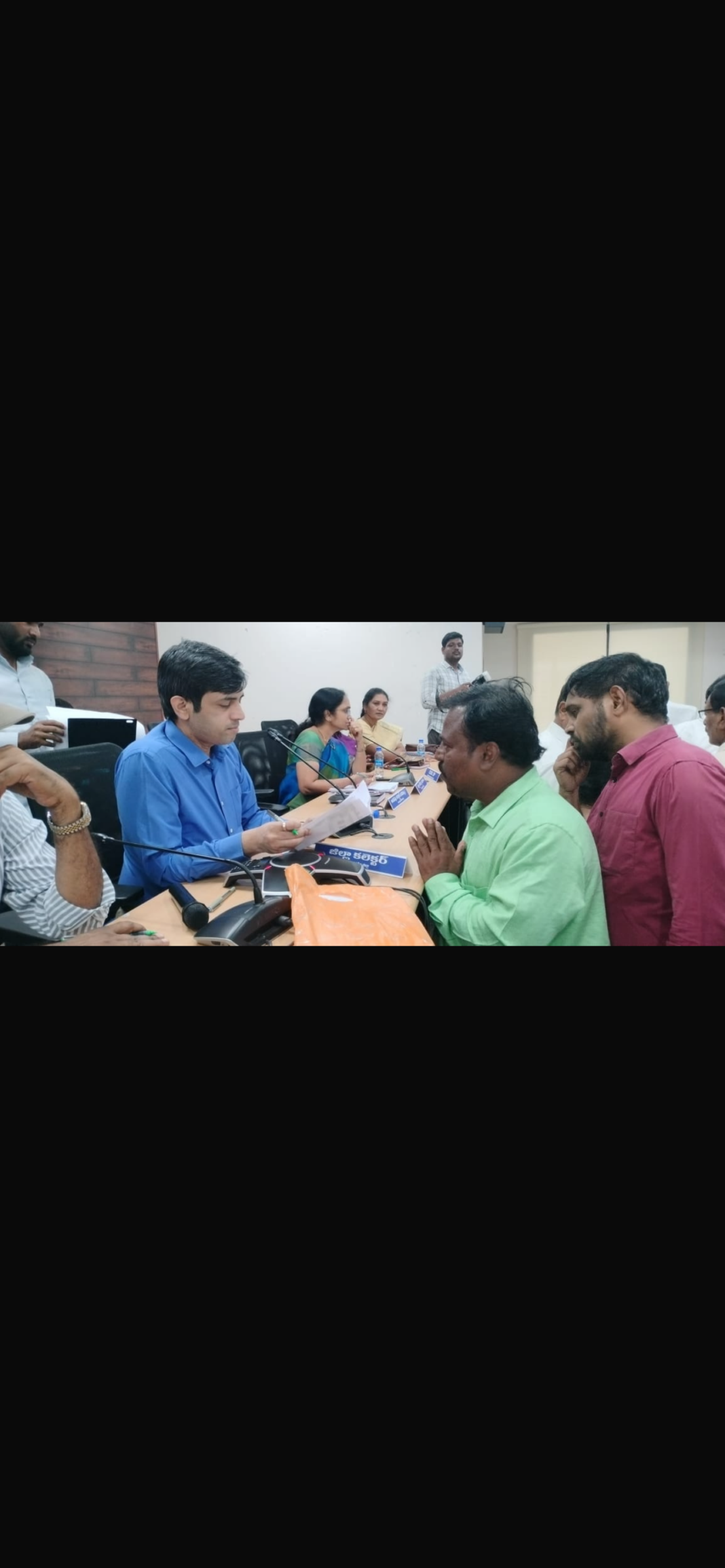 ఆలేరు మున్సిపల్ మడిగ కబ్జాపై ప్రజావాణి లో కలెక్టర్కు ఫిర్యాదు*
