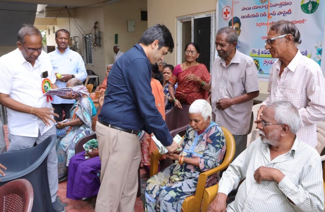 వృద్ధులకు మెరుగైన వసతి సౌకర్యాలు కల్పించాలని యాదాద్రి భువనగిరి జిల్లా కలెక్టర్ అనురాగ్ జయంతి అన్నారు.