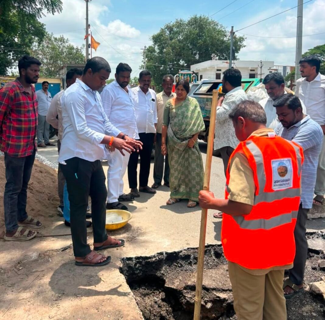 ప్రమాదకరంగా ఉన్న గుంతను పూడ్చివేయించిన కౌన్సిలర్ జాలిగం విఘ్నేష్