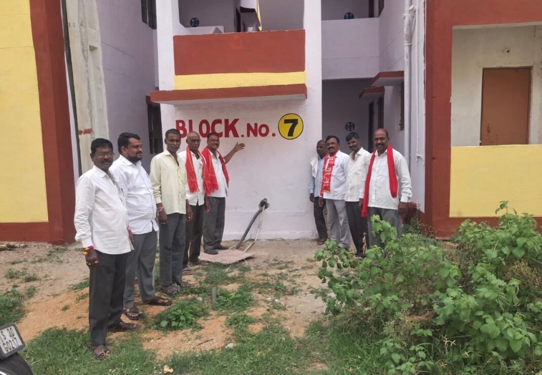 సింగన్నగూడెం వద్ద డబల్ బెడ్ రూమ్ ఒకేసారి లబ్ధిదారులకు ఇవ్వాలి సిపిఎం పార్టీ పట్టణ కార్యదర్శి మాయ కృష్ణ డిమాండ్