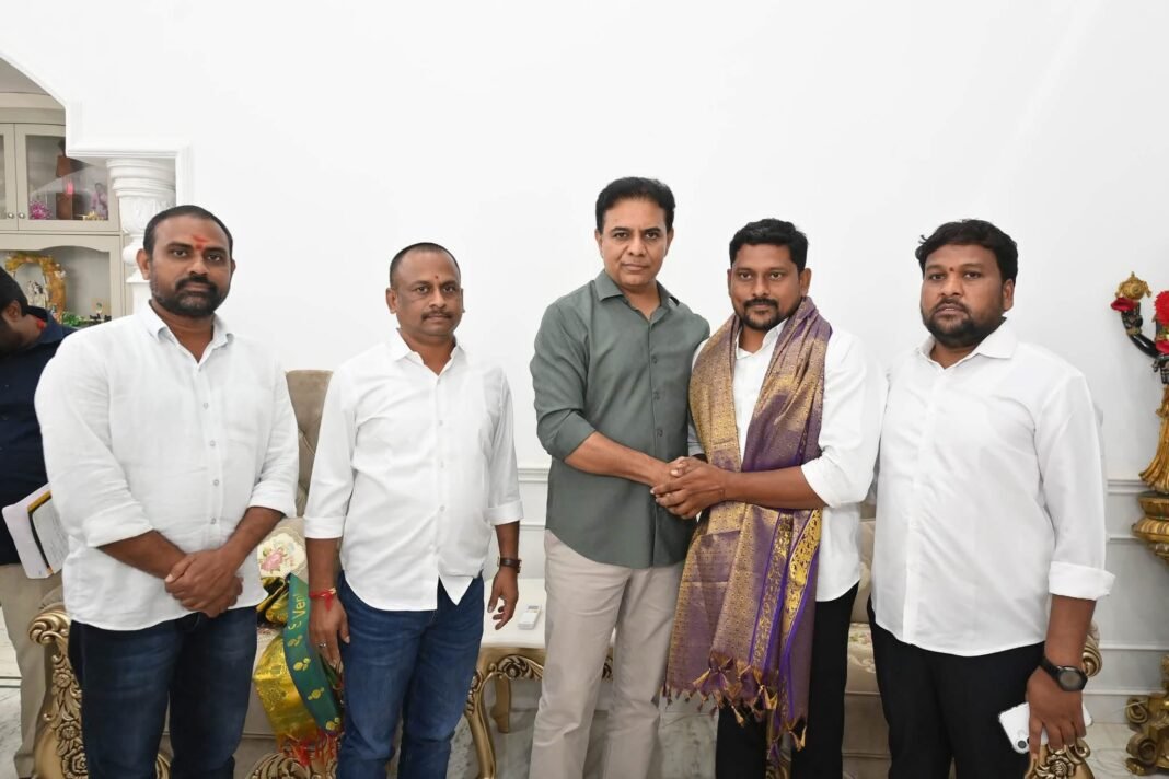 కేటీఆర్ను మర్యాదపూర్వకంగా కలిసిన బీసీ స్టూడెంట్ ఫెడరేషన్ ప్రెసిడెంట్ కొమ్మనబోయిన సైదులు యాదవ్
