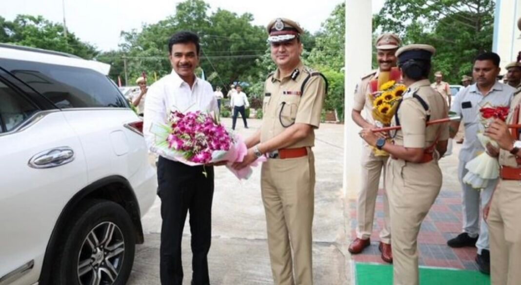 మామ్నూర్ 4వ బెటాలియన్ను సందర్శించిన డీజీపీ సీవీ ఆనంద్ మౌలిక వసతులు, డిప్లాయ్మెంట్లు, సిబ్బంది సంక్షేమంపై సమీక్ష