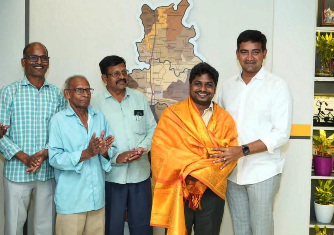 జాతీయ ఉత్తమ ఉపాధ్యాయ అవార్డు గ్రహీత కౌలూరి రాజేష్ను సత్కరించిన మంత్రి శ్రీనివాస్