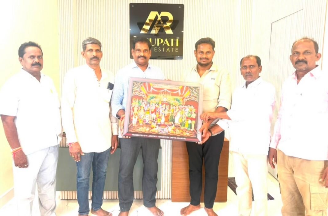 ప్రజా మార్పు’ దినపత్రికకు పురుషోత్తం అభినందనలు మూడో వసంతంలోకి అడుగుపెట్టిన సందర్భంగా శుభాకాంక్షలు