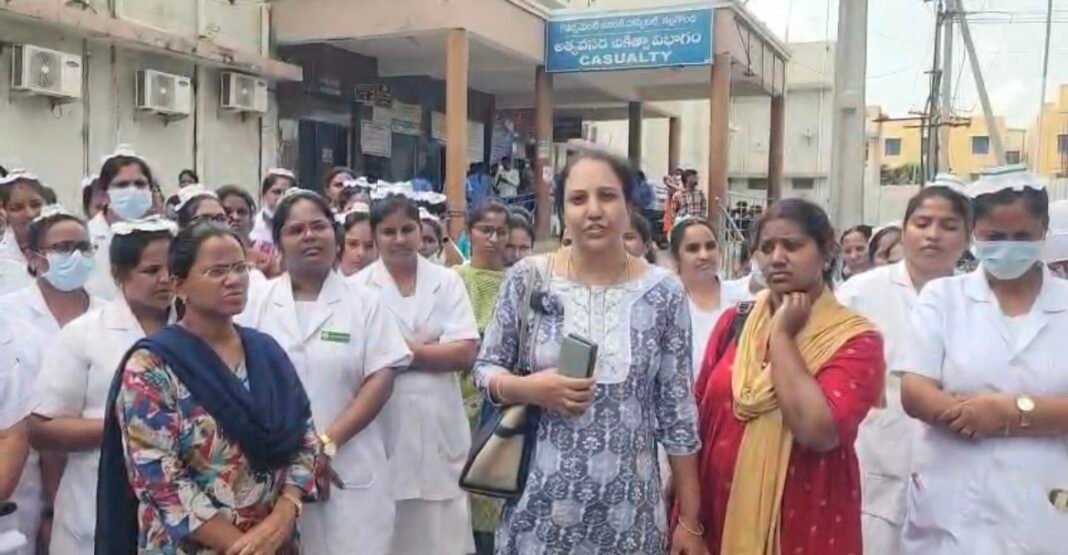 నల్లగొండ ప్రభుత్వ ఆసుపత్రిలో నర్సింగ్ సిబ్బంది ఆందోళన డిప్యూటీ మెడికల్ సూపరింటెండెంట్ తీరుపై ఆరోపణలు – సమస్యల పరిష్కారానికి తక్షణ చర్యలు కోరిన నర్సింగ్ అధికారులు