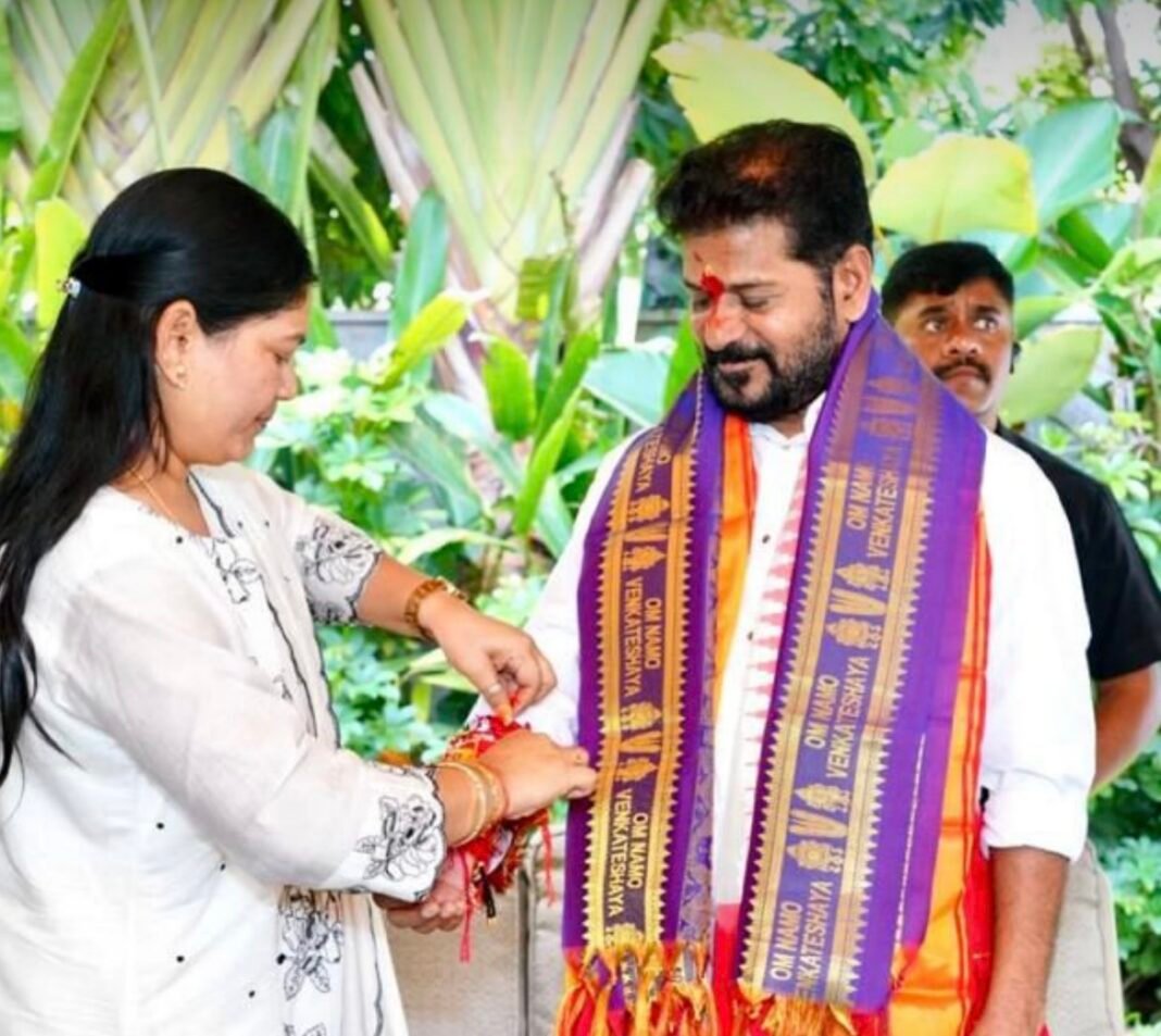 ముఖ్యమంత్రి రేవంత్ రెడ్డికి రాఖీ కట్టిన కాంగ్రెస్ నాయకురాలు కుంజా కవిత