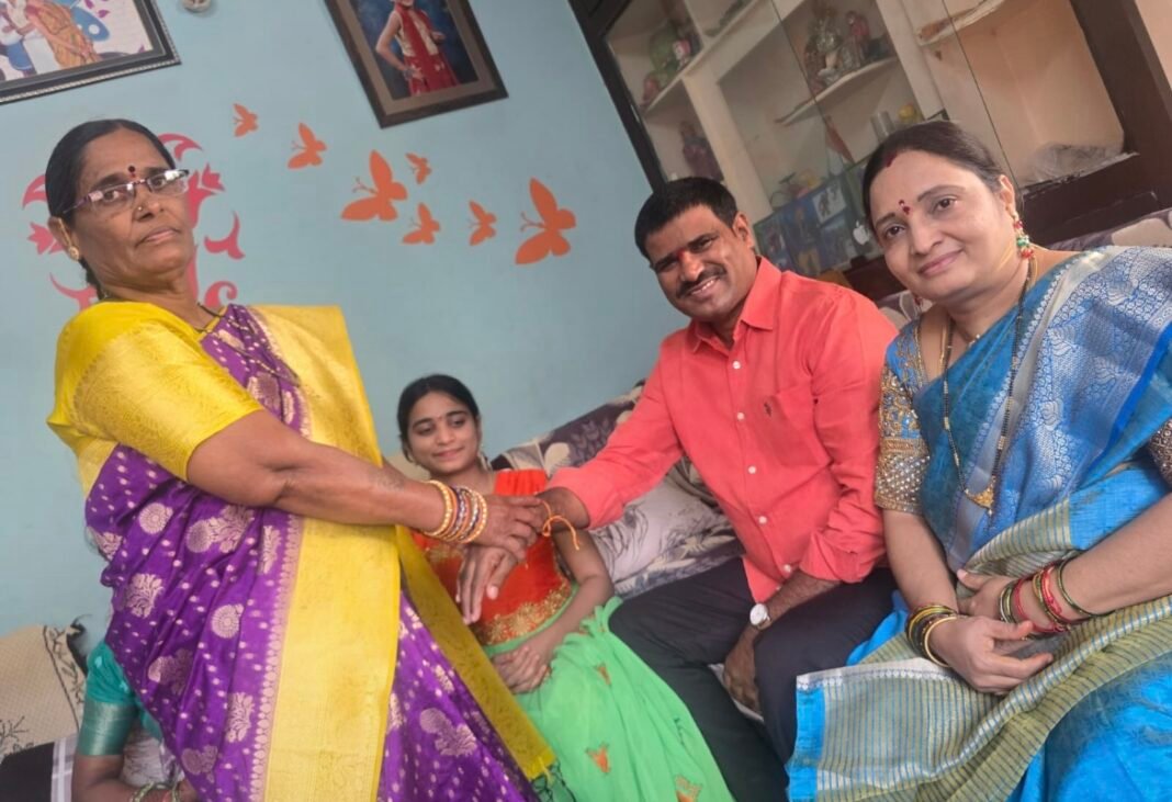 సుదగాని ఫౌండేషన్ చైర్మన్ సుదగాని హరిశంకర్ గౌడ్కు రాఖీ కట్టిన తన సోదరి నకిరేకంటి సరస్వతి
