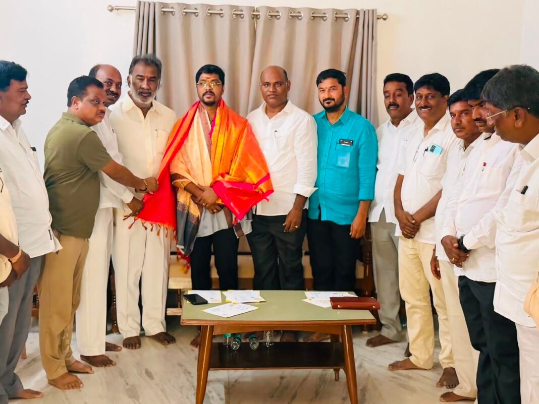 మండల కాంగ్రెస్ ప్రెసిడెంట్ చిలువేరు సమ్మయ్య గౌడ్కు ఘన సన్మానం కాంగ్రెస్ పార్టీని బలోపేతం చేయాలి: ఏఎంసీ చైర్మన్ గంట సంజీవరెడ్డి