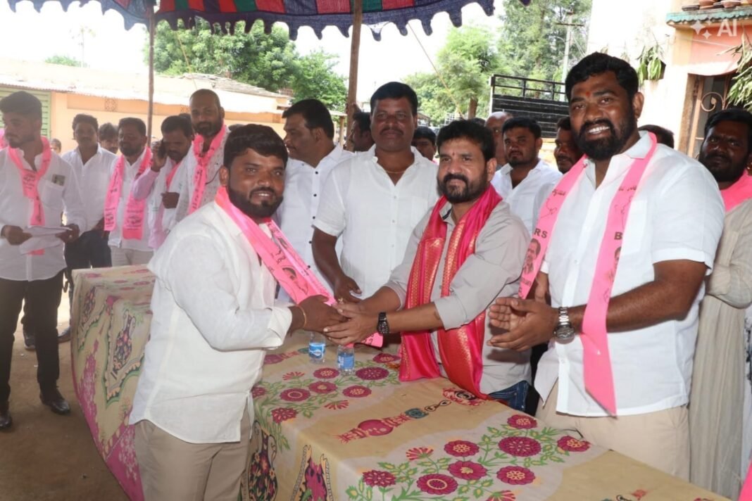 పంచలింగాల్లో బీఆర్ఎస్కు యువత భారీ మద్దతు వివిధ పార్టీల నుంచి 80 మంది యువకులు బీఆర్ఎస్లో చేరిక
