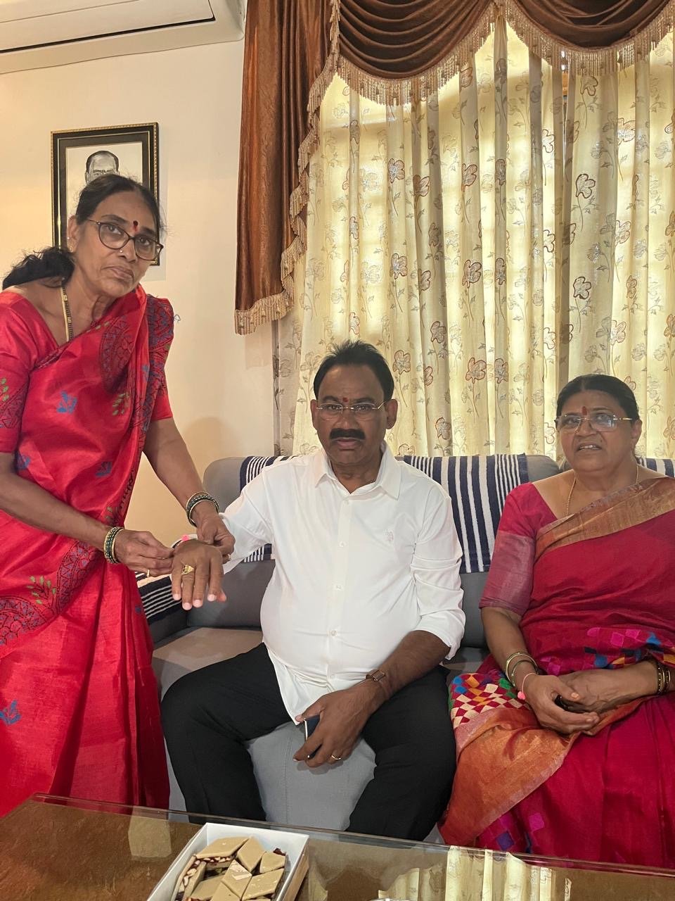 రాఖీ పండుగ సందర్భంగా మాజీ ఎమ్మెల్యే కూసుకుంట్ల ప్రభాకర్ రెడ్డికి రాఖీ కట్టిన సోదరి