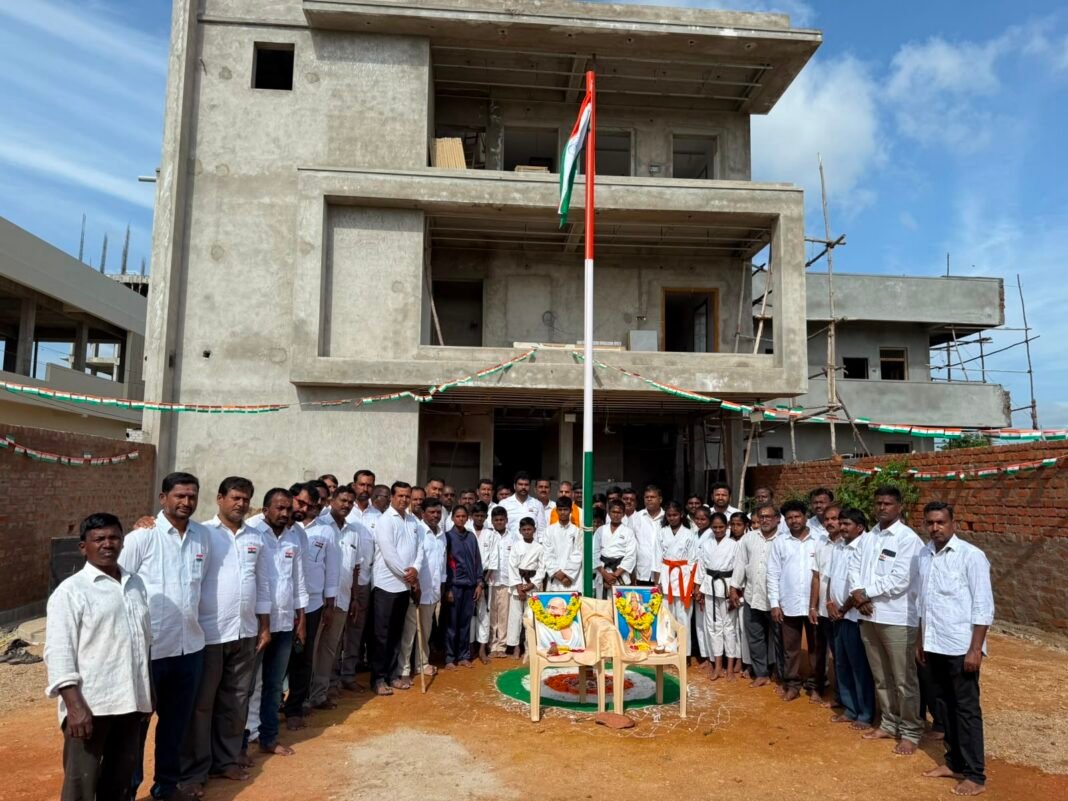 భీష్మరాజ్ ఫౌండేషన్ కార్యాలయంలో ఘనంగా 80వ స్వాతంత్ర్య దినోత్సవ వేడుకలు – డాక్టర్ కె. రాజ్ కుమార్ రెడ్డి ఆధ్వర్యంలో జెండా ఆవిష్కరణ, పాట విడుదల, మొక్కలు నాటే కార్యక్రమం