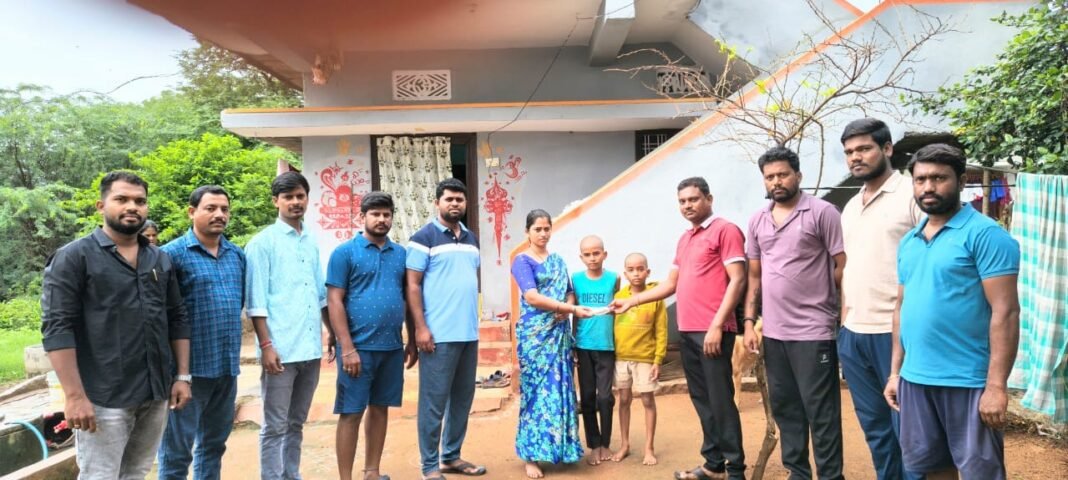 స్నేహితుని కుటుంబానికి ఆర్ధిక సాయం అందజేత
