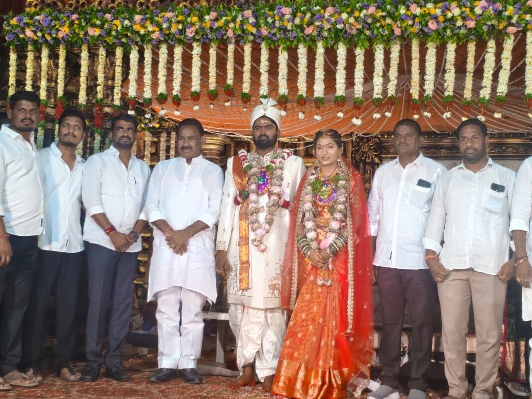 వివాహ వేడుకల్లో పాల్గొన్న మాజీ ఎమ్మెల్యే కూసుకుంట్ల ప్రభాకర్ రెడ్డి