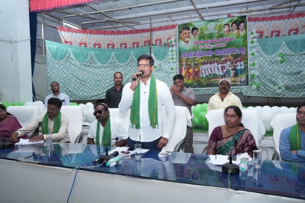 ప్రపంచ ఆదివాసీ దినోత్సవ వేడుకల్లో పాల్గొన్న మంత్రి కొండపల్లి శ్రీనివాస్ ఆదివాసీ సంస్కృతికి వందనం.. గిరిజనుల అభ్యున్నతికి కట్టుబాటు