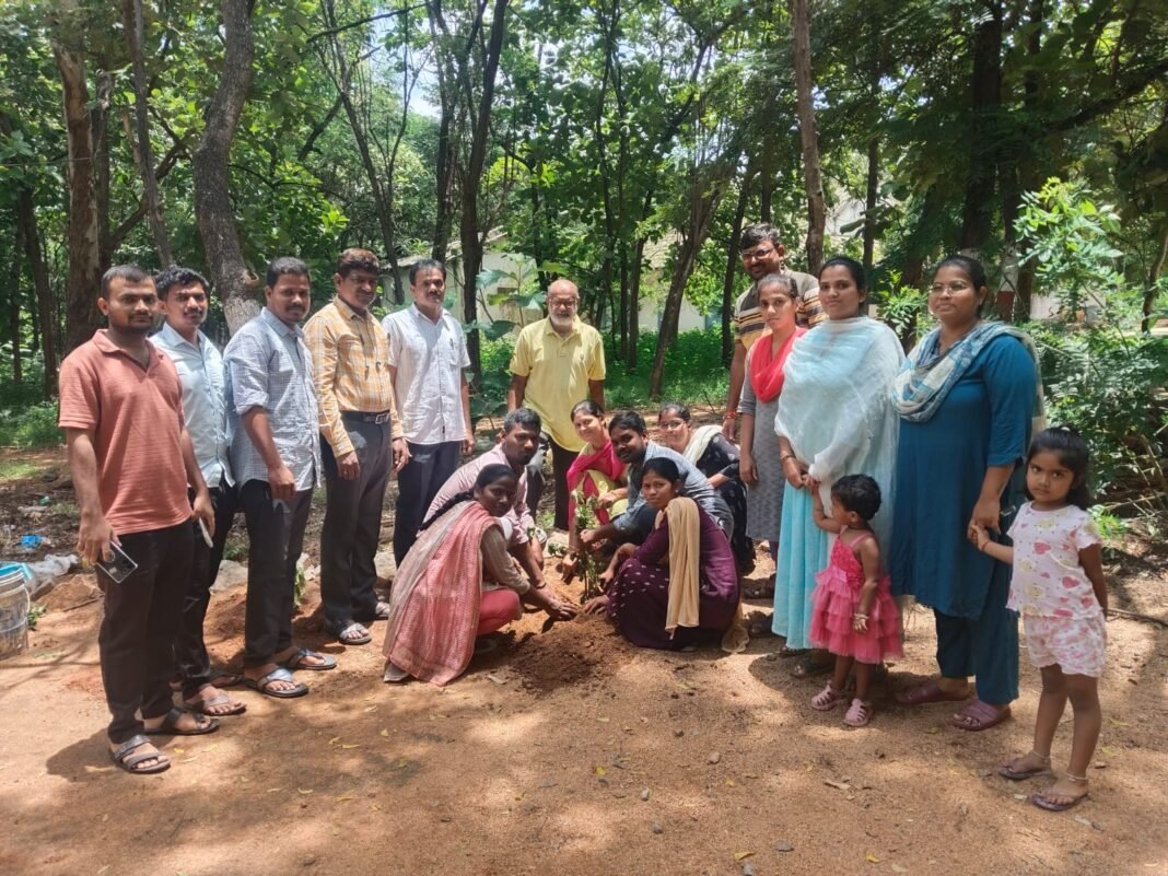 వన మహోత్సవంలో భాగంగా మొక్కలు నాటిన ప్రభుత్వ ఉపాధ్యాయ విద్యా కళాశాల