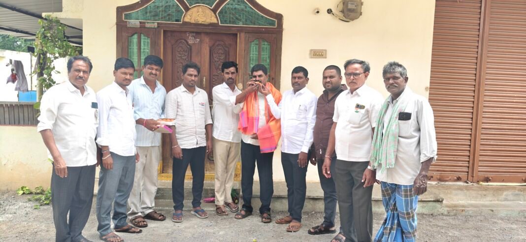 నూతన కాంగ్రెస్ మండల ప్రెసిడెంట్ కి ఉప సర్పంచ్ల ఘన సన్మానం