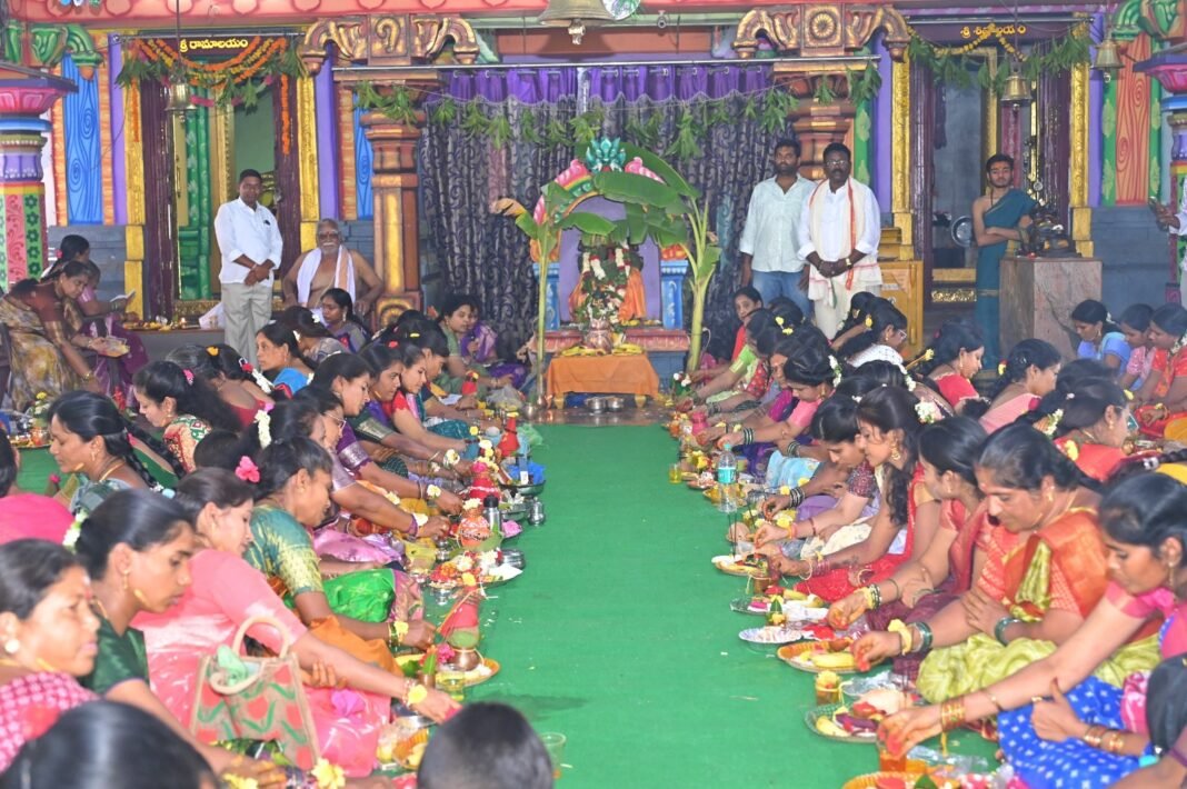 చౌటుప్పల్లో ఘనంగా సామూహిక వరలక్ష్మీ వ్రతం