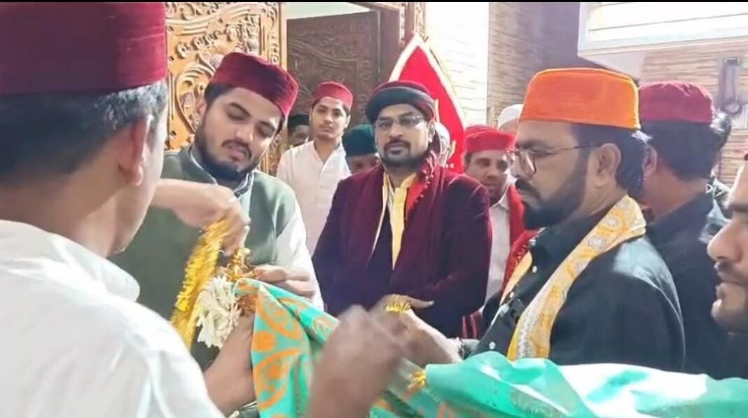 రహమతాబాద్ దర్గాలో వైభవంగా నిషాన్ మహోత్సవం మత సామరస్యానికి ప్రతీకగా ఘనంగా జెండా ప్రతిష్ఠాపన