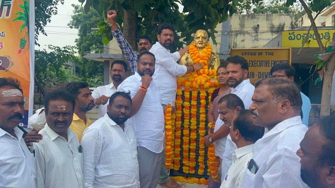 వీరనారి చాకలి ఐలమ్మ వర్ధంతి సందర్భంగా ఘన నివాళులు అర్పించిన పట్టణ కాంగ్రెస్ పార్టీ ప్రెసిడెంట్ తుమ్ మధు