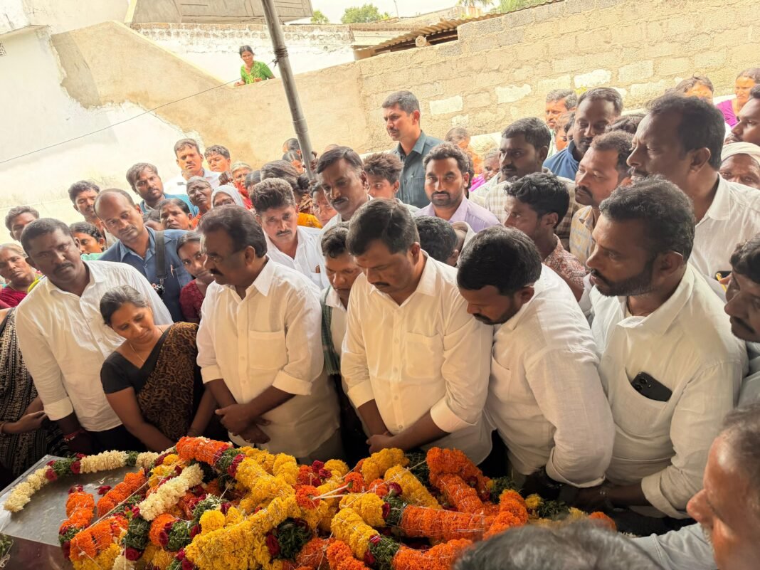ఇంద్రకంటి సోమమ్మ మృతదేహానికి నివాళులర్పించిన పున్న కైలాష్ నేత