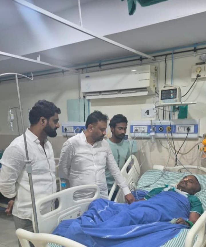 చిన్న శక్కర్గ సర్పంచ్ దిగంబర్ను పరామర్శించిన ఎమ్మెల్యే లక్ష్మీకాంత రావు, డీసీసీ అధ్యక్షులు మల్లికార్జున్