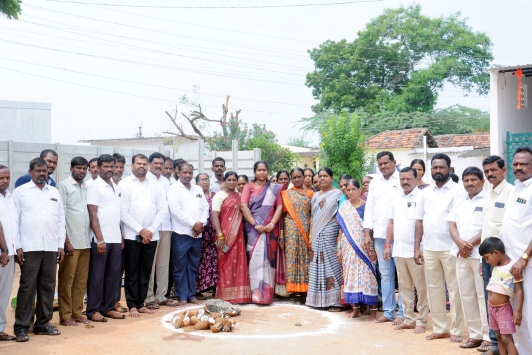 చౌటుప్పల్ మున్సిపాలిటీ లక్కారం 8 వ వార్డ్ CC రోడ్ శంకుస్థాపన చేసిన మున్సిపల్ చైర్మన్ పావని రమేష్ గౌడ్