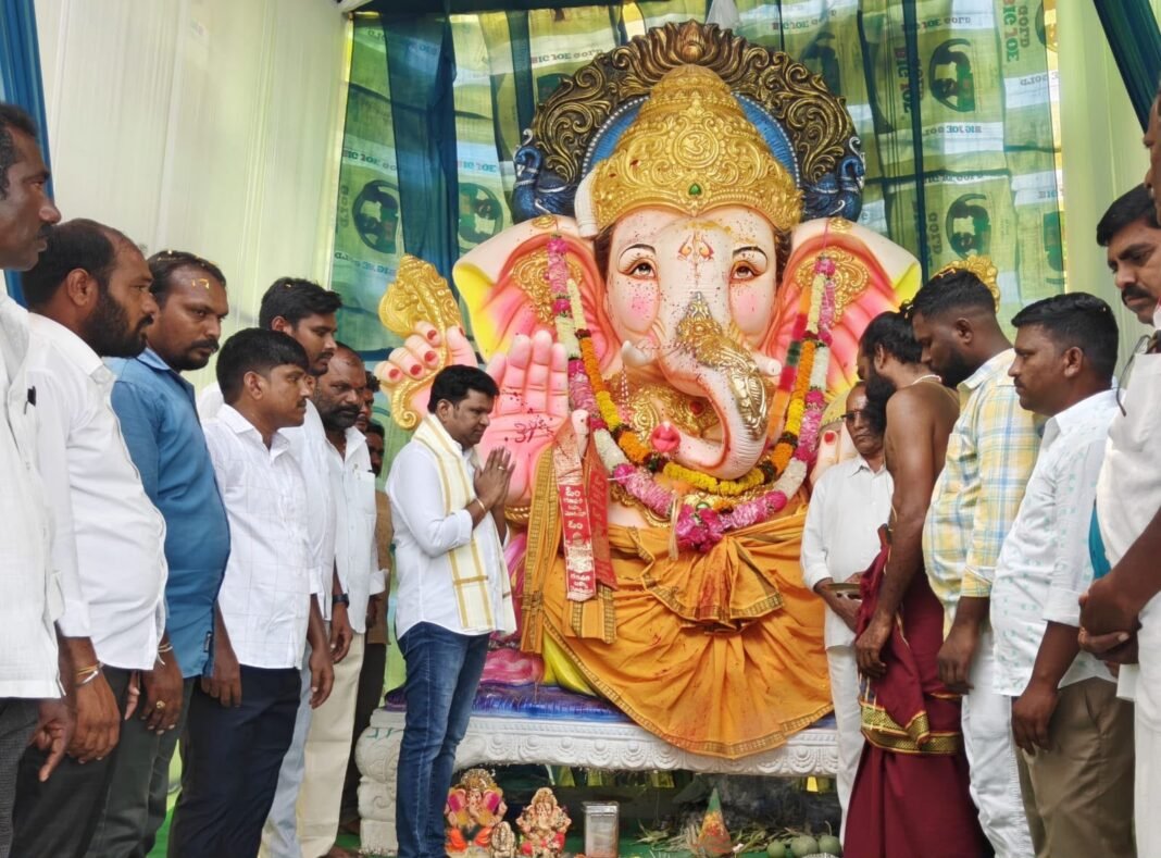 గణనాథుని దర్శించుకుని ప్రత్యేక పూజలు నిర్వహించిన మాజీ ఎమ్మెల్యే డా. గాదరి కిశోర్ కుమార్