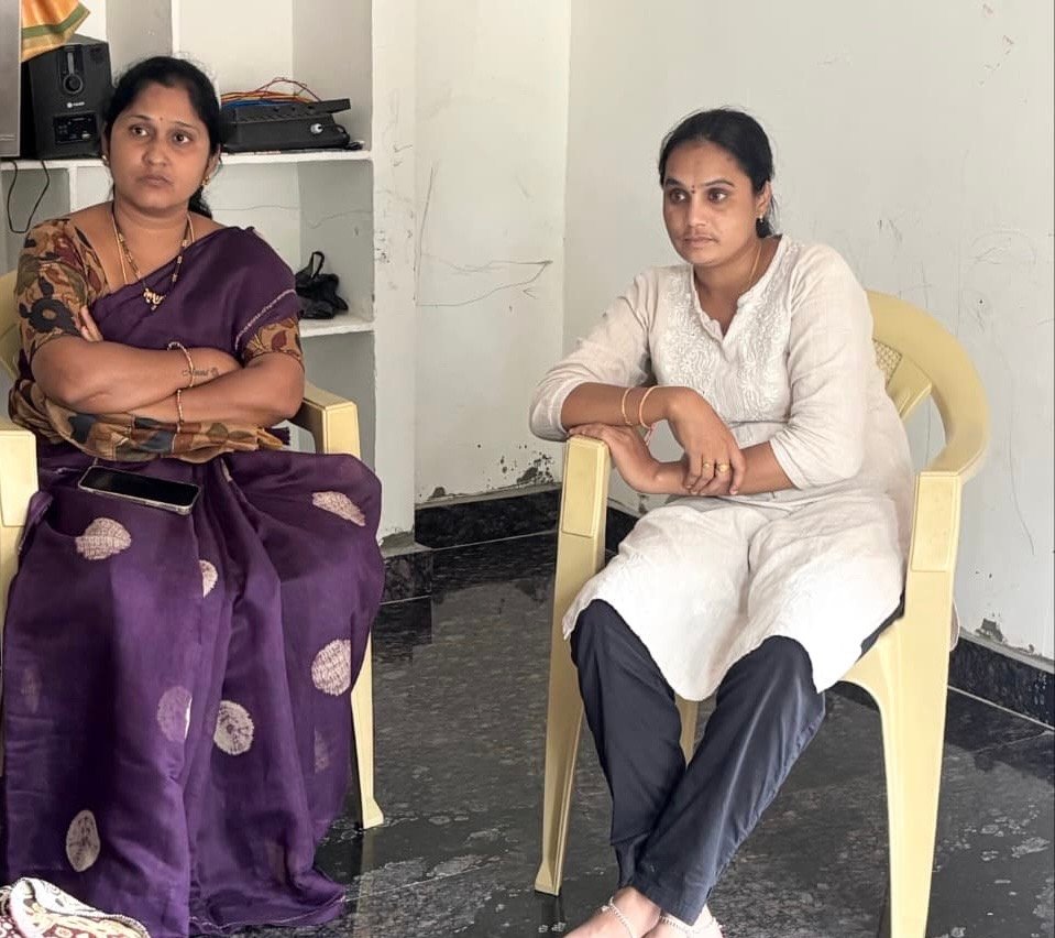 రంగ కవిత కుటుంబాన్ని పరామర్శించిన బీఆర్ఎస్ రాష్ట్ర మహిళా నాయకురాలు పచ్చిమడ్ల మానస గౌడ్