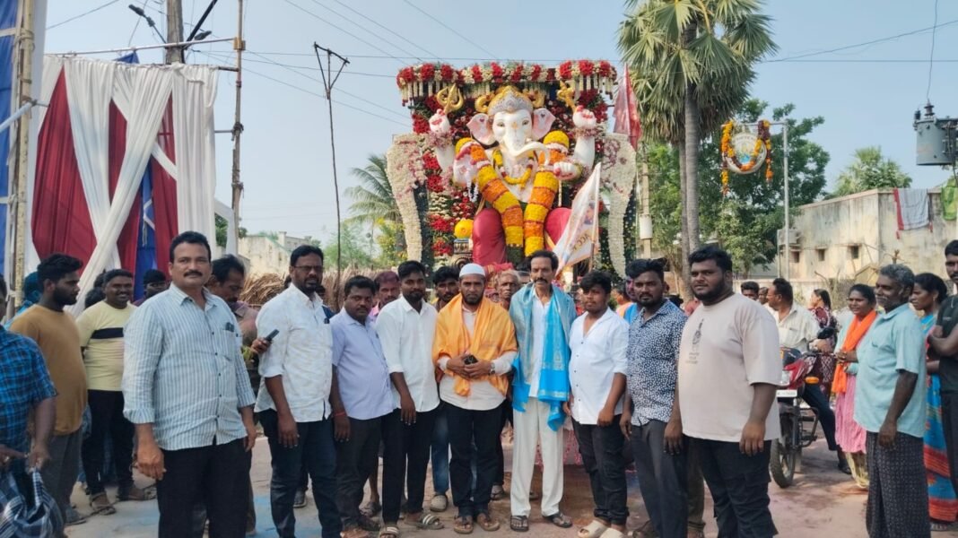 గణనాథుడి గ్రామోత్సవంతో మార్మోగిన కోట దళితవాడ