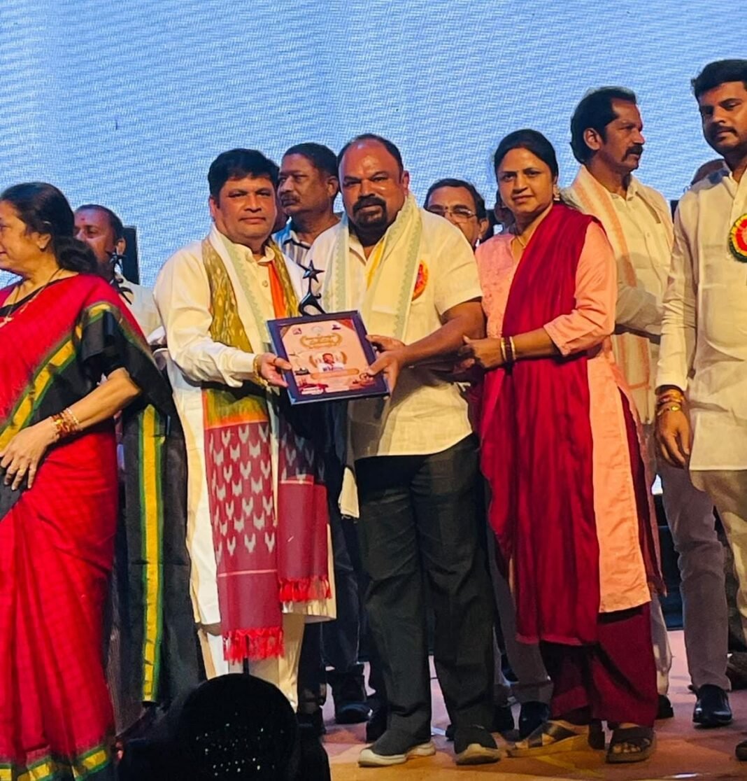 నేతన్న టీవీ అవార్డుకు నీలి ప్రకాష్