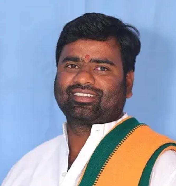 అయ్యప్ప ఆలయ నిర్మాణానికి రూ.50 వేల విరాళం అందజేసిన మొయినాబాద్ మున్సిపల్ అధ్యక్షుడు మాదాపురం శ్రీకాంత్