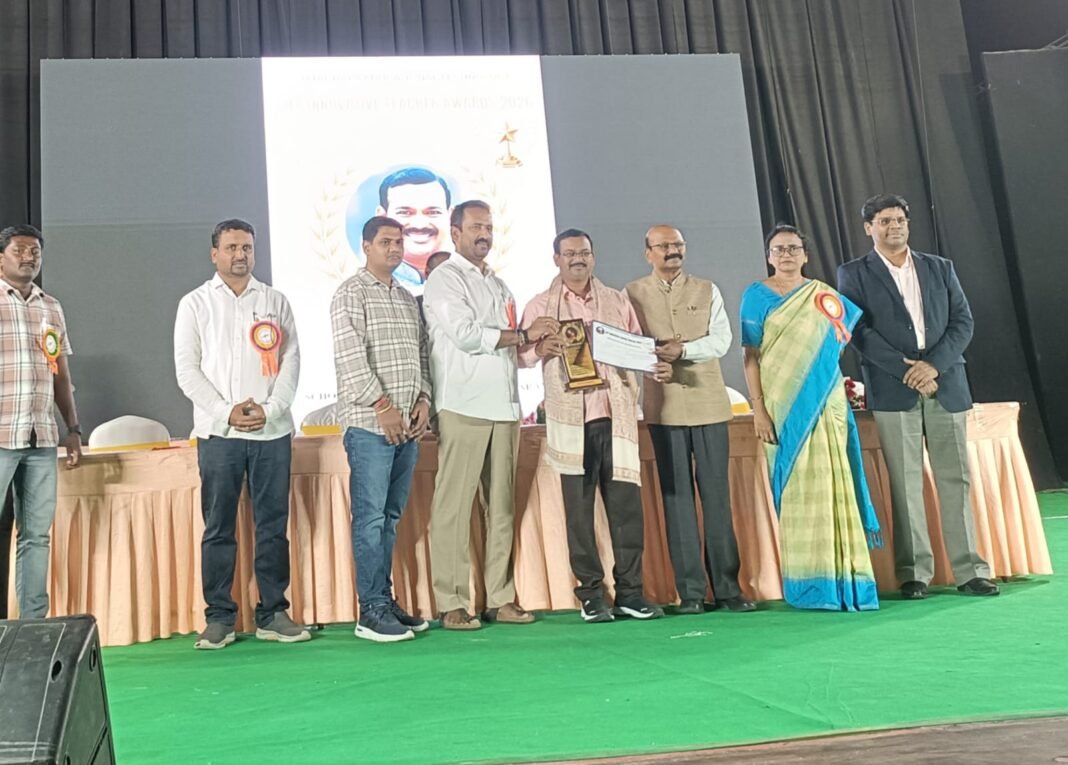 వినూత్న బోధనా విధానాలకు గుర్తింపు — వల్లాల ఆదర్శ పాఠశాల తెలుగు ఉపాధ్యాయుడికి ITA–2026 అవార్డు