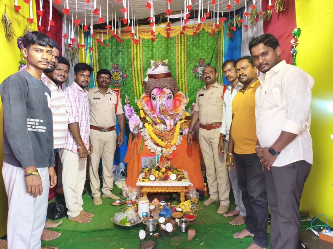 గణనాధునికి ప్రత్యేక పూజలు నిర్వహించిన శాలిగౌరారం సీఐ