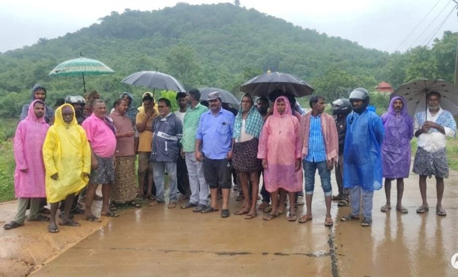 వర్షంలోనూ భూములు వద్దకు వెళ్లి ఆధారాలు చూపించిన దళితులు. హక్కులు నిర్ధారించి న్యాయం చేయాలని విజ్ఞప్తి.