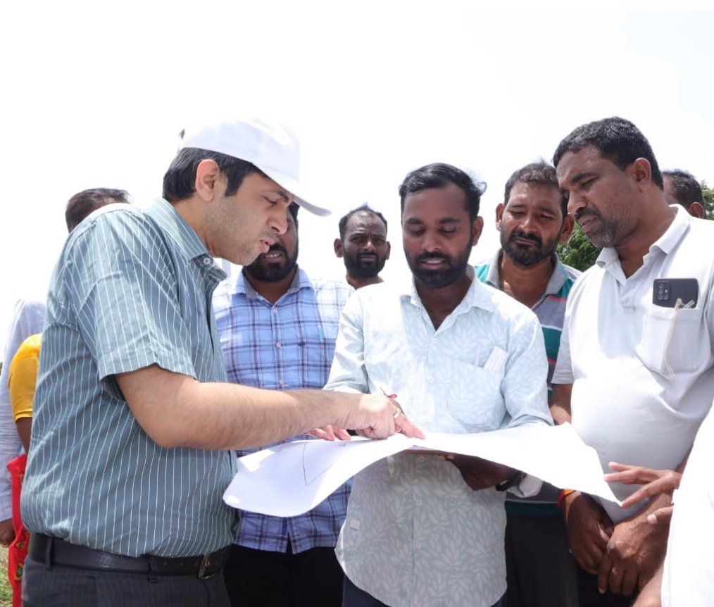 భూ రీసర్వే పనులను పరిశీలించిన యాదాద్రిభువనగిరి జిల్లా కలెక్టర్ అనురాగ్ జయంతి