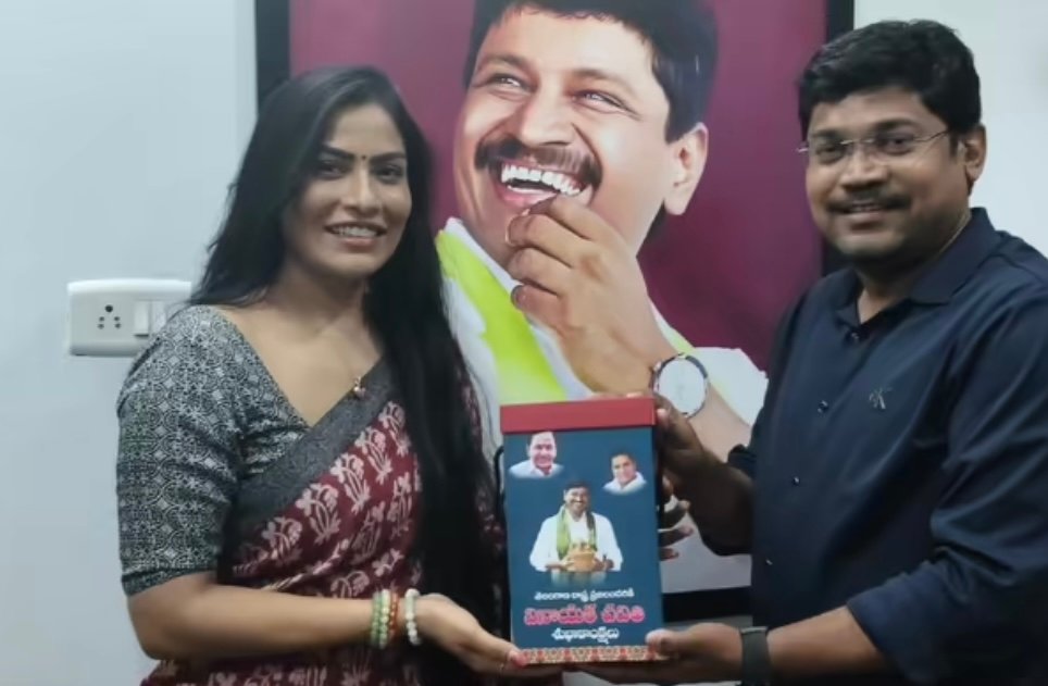 ప్రముఖ నటి ఇందుకు విత్తన గణపతి అందజేత